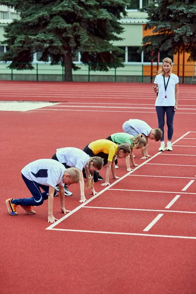 Female Coach Training Athletes Start Group Children Preparing Run Treadmill — Stock Photo, Image