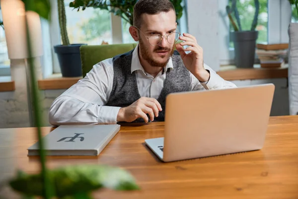 Foto Joven Psicólogo Profesional Caucásico Sentado Oficina Casa Concepto Comunicación — Foto de Stock