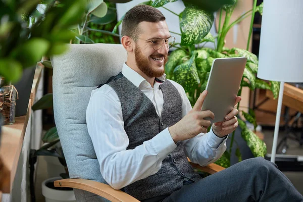 Genç Beyaz Adam Adamı Modern Oturma Odasındaki Koltukta Oturuyor Tablet — Stok fotoğraf