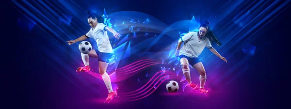Vrouwenvoetbal Vrouwelijke Voetballers Beweging Actie Met Bal Geïsoleerd Donkerblauwe Achtergrond — Stockfoto