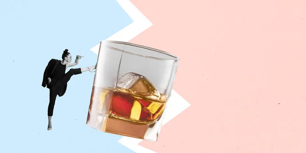 当代艺术拼贴 创意设计 一个时髦的女人靠在威士忌玻璃杯上加冰块 周末的开始 派对的概念 创造力 文字的复制空间 — 图库照片