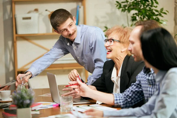 Geschäftstreffen Mit Projektleiter Unternehmen Mitarbeiter Teilt Neue Ideen Gedanken Büro — Stockfoto