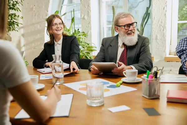 Ambiente Amigável Reunião Negócios Idade Mista Pessoas Conversando Trabalhando Com — Fotografia de Stock