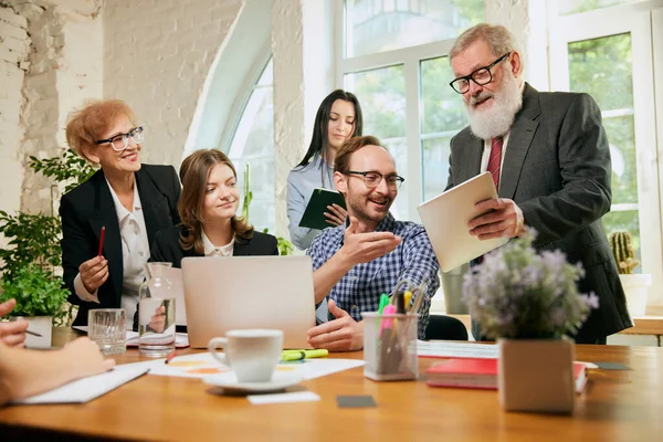 Proceso Trabajo Reunión Negocios Grupo Personas Edades Mixtas Hablando Trabajando —  Fotos de Stock