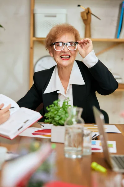 Lady Chefin Selbstbewusste Geschäftsfrau Mittleren Alters Sitzt Schreibtisch Hintergrund Eine — Stockfoto