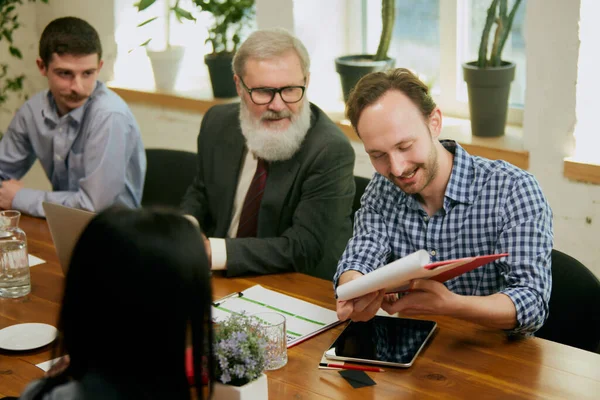 Ambiente Amistoso Reunión Negocios Personas Edades Mixtas Hablando Trabajando Con — Foto de Stock