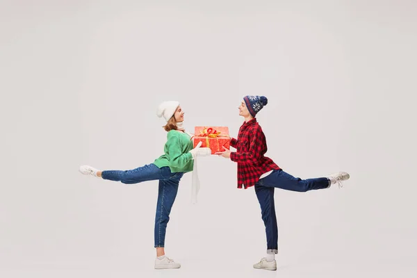 Liebe Emotionale Junge Leute Balletttänzer Warmer Kleidung Aktion Bewegung Mit — Stockfoto