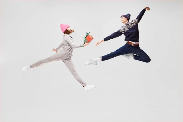 Winter Afspraakjes Flexibele Jongeren Balletdansers Warme Kleding Actie Beweging Met — Stockfoto