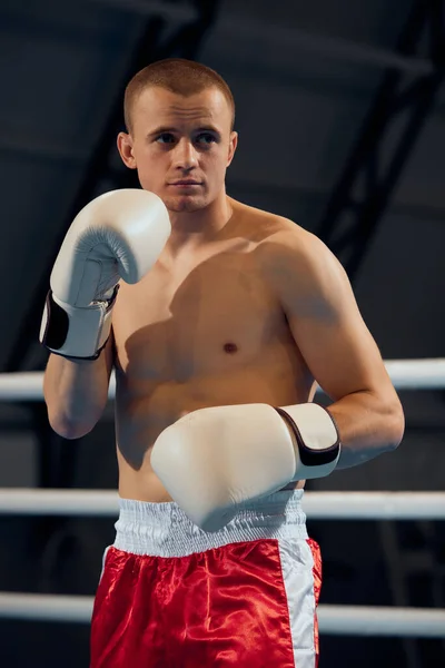 Punč Mladý Svalovec Boxer Boxerském Kroužku Sportovní Tělocvičně Zdraví Motivace — Stock fotografie