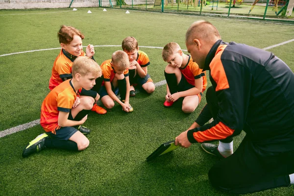 Sportträning Med Tränare Förberedelser Inför Idrottstävlingen Nybörjare Fotbollsspelare Gör Övningar — Stockfoto