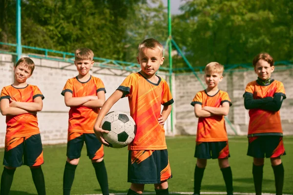 Framtida Fotbollsmästare Små Pojkar Barn Sportuniform Poserar Med Boll Fotbollsstadion — Stockfoto