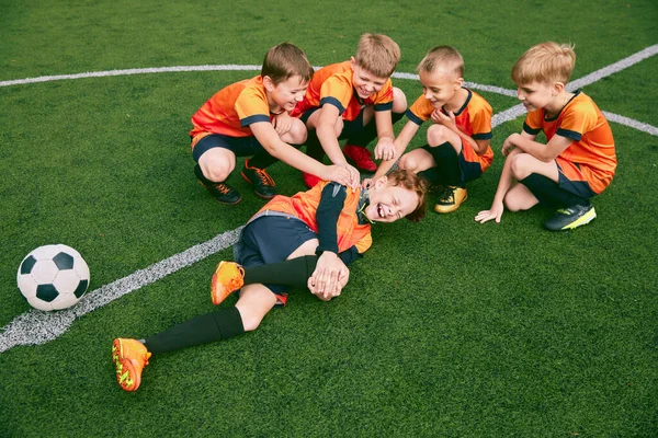 Glada Barn Nybörjare Fotbollsspelare Som Har Vila Efter Idrottsträning Idrottsarenan — Stockfoto