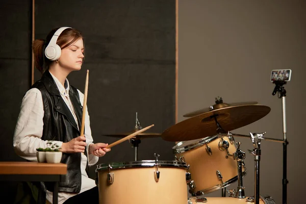 헤드폰으로 음악을 비디오 블로그 드럼을 연주하는 녹음실에 인터넷 강의를 미술에 — 스톡 사진