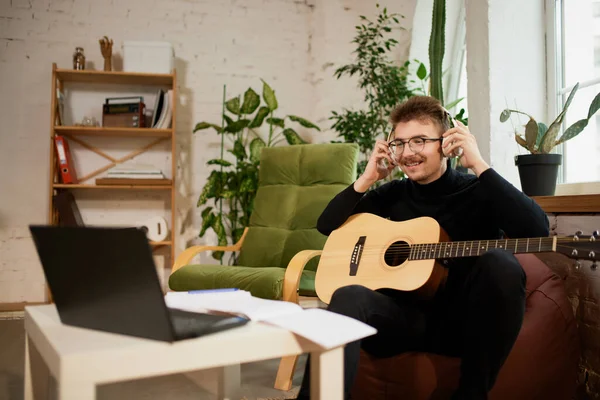 Online Musikunterricht Junger Mann Sitzt Hause Auf Dem Boden Und — Stockfoto