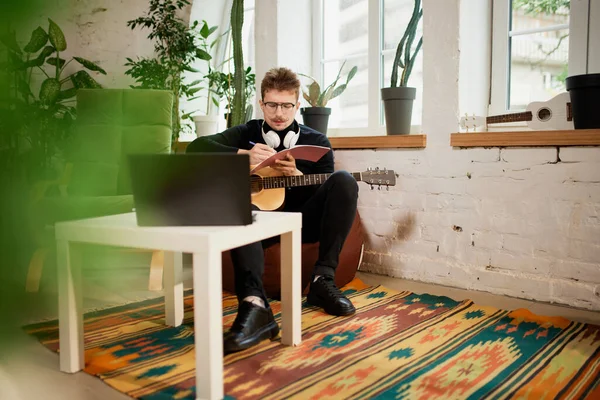 Junger Mann Sitzt Hause Auf Dem Boden Und Lehnt Sich — Stockfoto