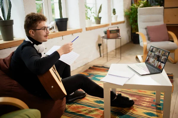 Junger Mann Sitzt Hause Auf Dem Boden Und Lehnt Sich — Stockfoto