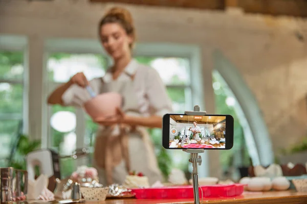 Telefon Ekranından Bak Genç Güzel Kız Aşçılık Uzmanı Yemek Pişirme — Stok fotoğraf