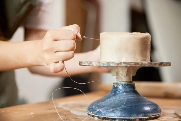 Närbild Händer Kvinnliga Keramik Konstnär Som Arbetar Keramik Studio Keramik — Stockfoto