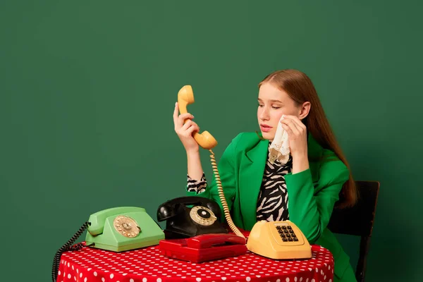悪い知らせだ ポップアートの写真 レトロなオブジェや現代の若者 レトロなスタイルの服をテーブル電話に座って若い女の子 補完的なトレンディーな色 ヴィンテージ レトロ80年代 70年代スタイル — ストック写真