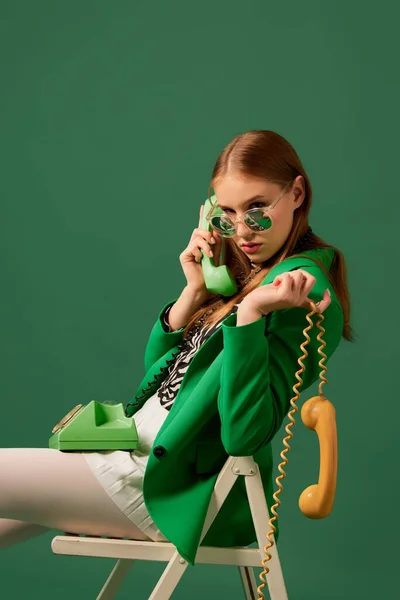 Зателефонуйте Батькам Творчий Портрет Молодої Емоцій Дівчини Зеленій Куртці Сидить — стокове фото