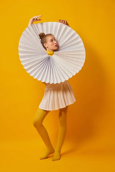 巨大なジャボットの襟やネックレス 黄色の背景に隔離された黄色のタイツで若い無関心な女の子 現代美術 奇妙な美しさ 前衛的なファッション — ストック写真