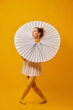 Müziği. Sarı arka planda yeşil yakalı, sarı taytlı genç, kayıtsız bir kız. Modern sanat, garip güzellik, yenilikçi moda..