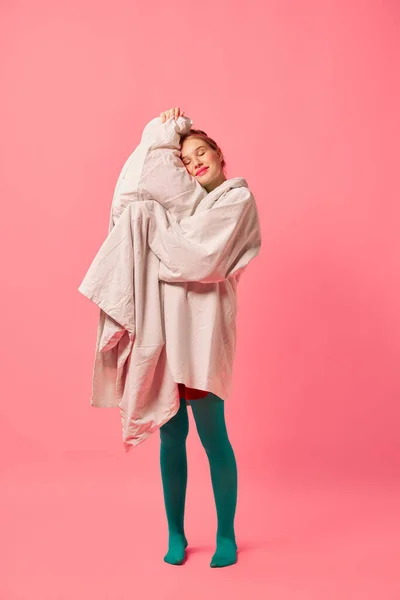 美しい若い女の子がピンクの背景に孤立立って柔らかい毛布に包まれた 快適さ ファッション アート 創造性 奇妙な人々の概念 広告のコピースペース — ストック写真