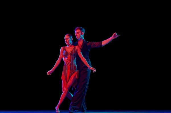 诗的运动 情绪化的舞者在黑暗的背景下孤身一人跳交际舞 风格的概念 为广告复制空间 国际舞蹈日 — 图库照片