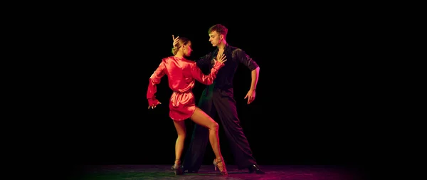 Liefde Poëzie Beweging Emotionele Dansers Dansen Ballroom Dans Geïsoleerd Donkere — Stockfoto