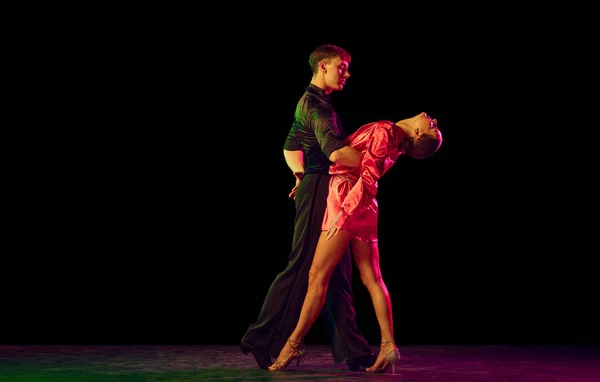 Miłości Poezja Ruchu Tancerze Emocjonalni Tańczą Taniec Towarzyski Ciemnym Tle — Zdjęcie stockowe