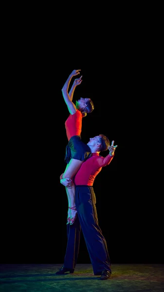 性感的年轻舞蹈演员在黑暗的背景下独自跳交际舞 风格的概念 为广告复制空间 国际舞蹈日 — 图库照片