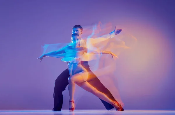 Искусство Движении Гибкие Очаровательные Бальные Танцоры Сценических Нарядах Танцуют Изолированно — стоковое фото