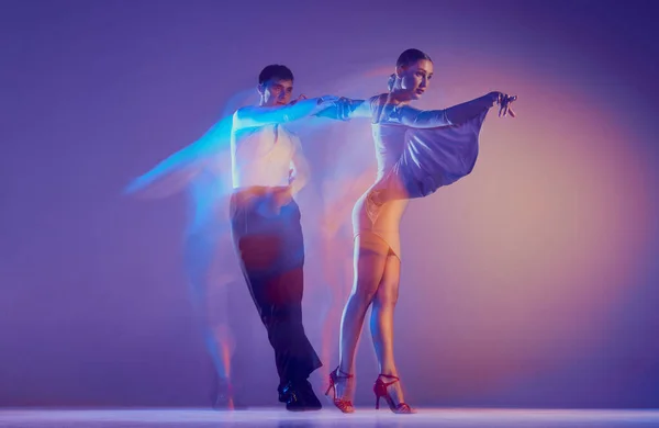 Cazibe Genç Zarif Dansçılar Esnek Erkek Kadın Balo Dansı Neon — Stok fotoğraf