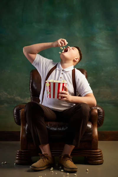 Обжорство Жадность Портрет Толстого Подростка Стиле Ретро Сидящего Коричневом Кресле — стоковое фото