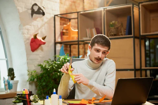 Joven Sentado Casa Tiene Una Clase Magistral Sobre Origami Grabación — Foto de Stock