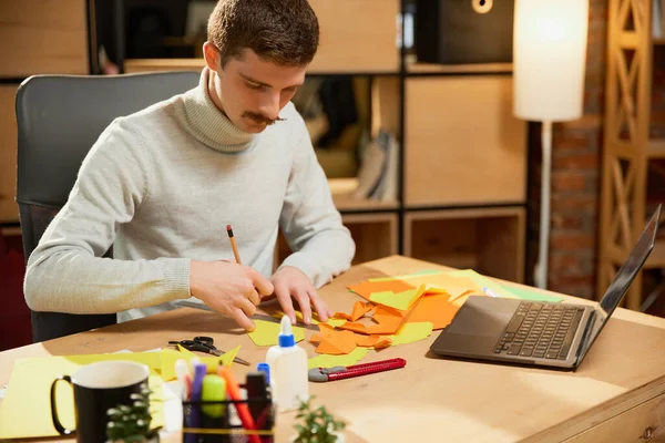 Evde Oturan Genç Bir Adam Origami Üzerine Yüksek Lisans Yapıyor — Stok fotoğraf