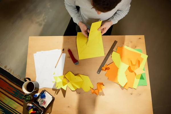 Вид Воздуха Молодой Человек Сидит Столом Проводит Мастер Класс Оригами — стоковое фото