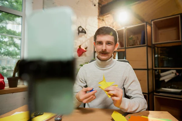 Evde Oturan Genç Bir Adam Origami Üzerine Yüksek Lisans Yapıyor — Stok fotoğraf