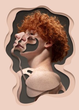 İçsel duygular, duygular. Açık arkaplan ve doku ve katman etkisiyle genç kızıl saçlı adamla yaratıcı sanat eserleri. Fikirler, ilham, güzellik. Kişilik psikolojisi, akıl sağlığı konsepti.