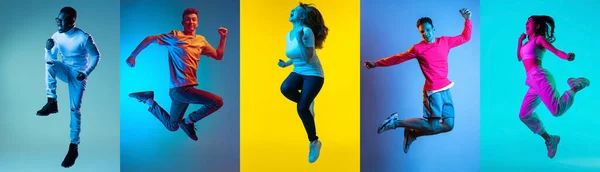自由と成功 ネオンの多色の背景に孤立して踊る若い異なるアクティブな男の子と女の子とコラージュ 高ジャンプ エネルギー ダンス 広告のチラシ 幸せそうだな — ストック写真