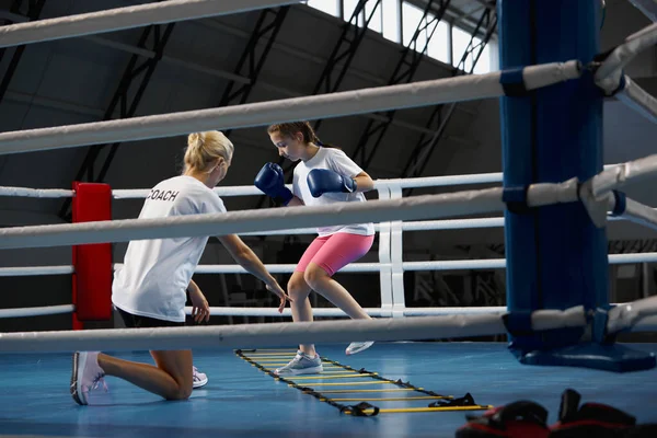 Entrenamiento Con Entrenador Niña Edad Escolar Kickboxer Principiante Entrenando Con —  Fotos de Stock