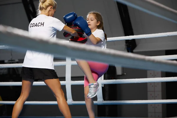 Εκπαίδευση Τεχνικές Kickboxing Junior Female Kickboxer Προπόνηση Προσωπικό Προπονητή Στο — Φωτογραφία Αρχείου