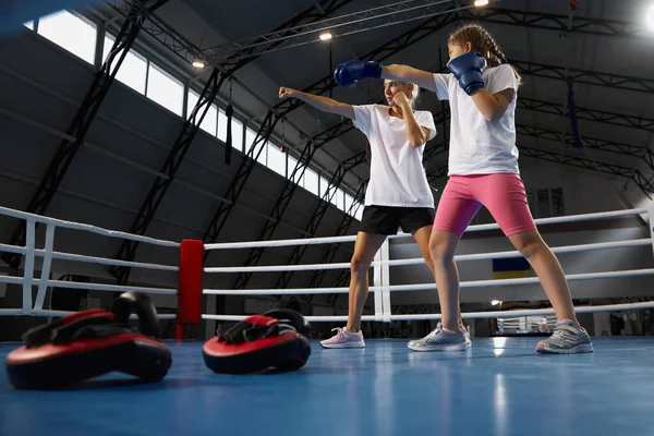 Entrenamiento Con Entrenador Niña Edad Escolar Kickboxer Principiante Entrenando Con — Foto de Stock