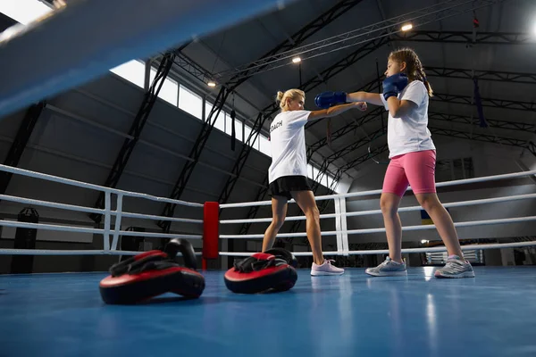 Γροθιά Δύο Αθλητές Μικρό Κορίτσι Αρχάριος Kickboxer Προπόνηση Γυναίκα Προπονητή — Φωτογραφία Αρχείου