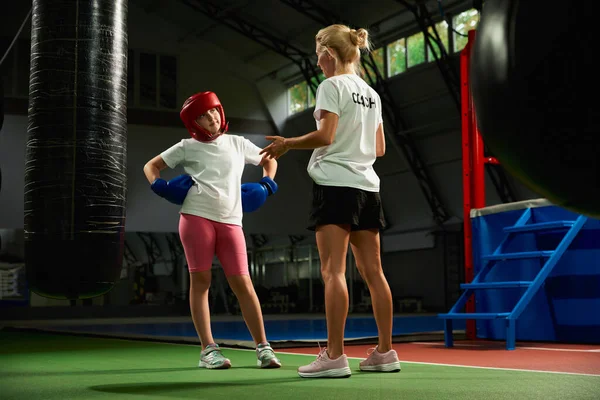Ausbildung Kickboxtechniken Juniorinnen Kickboxtraining Mit Personal Trainer Der Sporthalle Drinnen — Stockfoto
