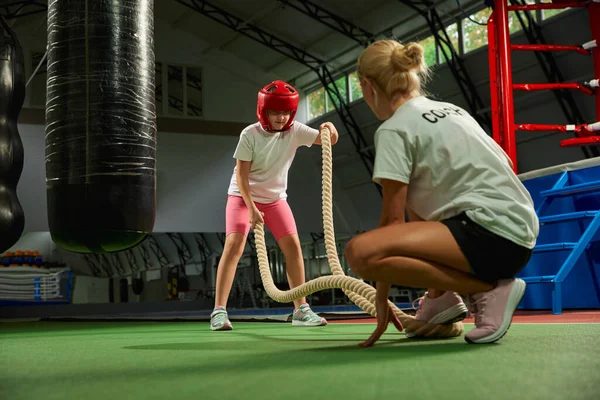 Seilübungen Mädchen Schulalter Kickboxanfängerin Beim Training Mit Personal Trainer Der — Stockfoto