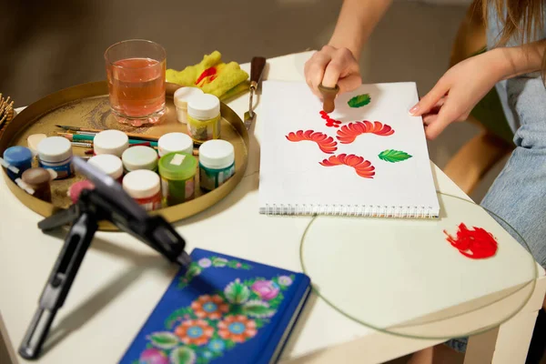 페인팅 꽃무늬 식품을 집에서 그리는 블로거 가온라인 강의를 촬영합니다 취미와 — 스톡 사진