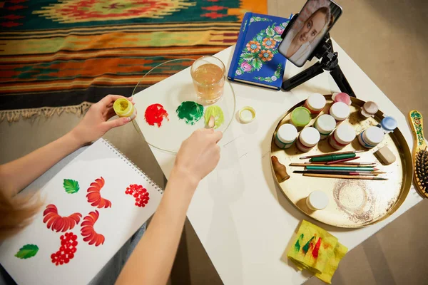 페인팅 꽃무늬 식품을 집에서 그리는 블로거 가온라인 강의를 촬영합니다 취미와 — 스톡 사진