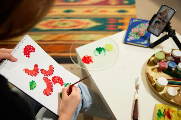 Genç Bir Kadının Yakın Çekim Elleri Çiçek Desenleri Çizen Sanatçılar — Stok fotoğraf