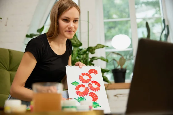 Uzaktan Kumandalı Resim Sınıfı Profesyonel Kadın Ressam Çiçek Desenleri Çiziyor — Stok fotoğraf